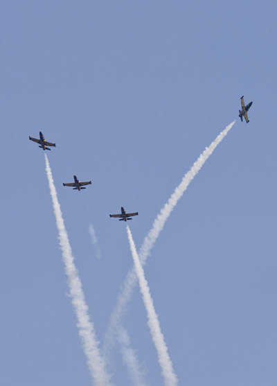 Moscow skies filled with air show jets