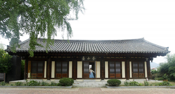 Confucian scholars hold ritual for bright weather