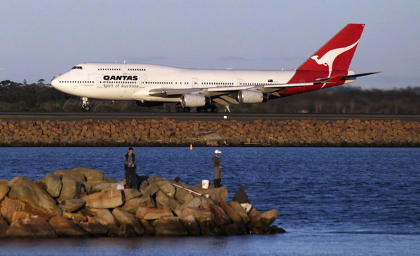 Qantas grounds all aircraft over labour dispute