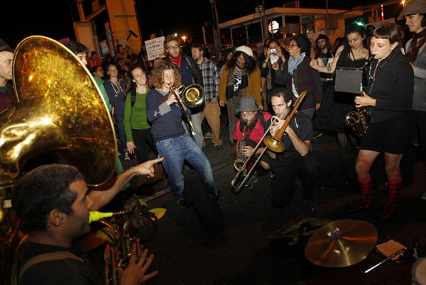 Protesters block Oakland streets, shut port