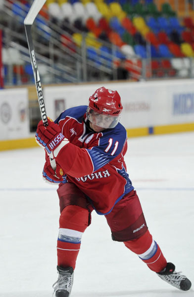 Putin trains with Russian ice hockey legends