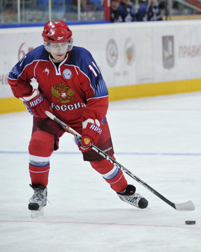 Putin trains with Russian ice hockey legends