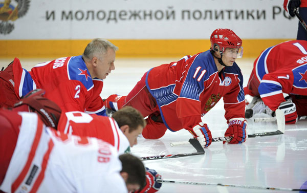 Putin trains with Russian ice hockey legends