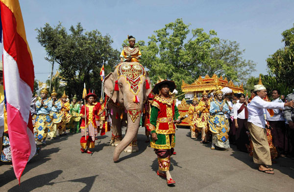 Sacred Buddha tooth relic arrives at Yangon