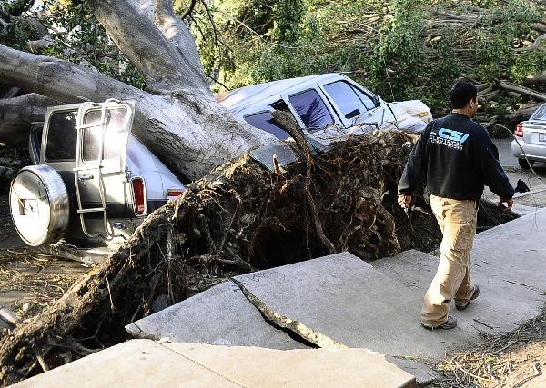 Winds knock out power in S California