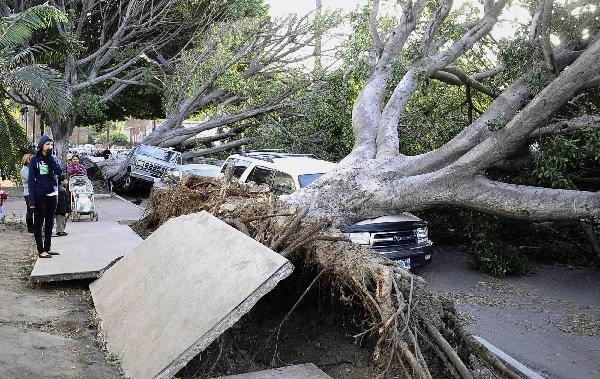 Winds knock out power in S California