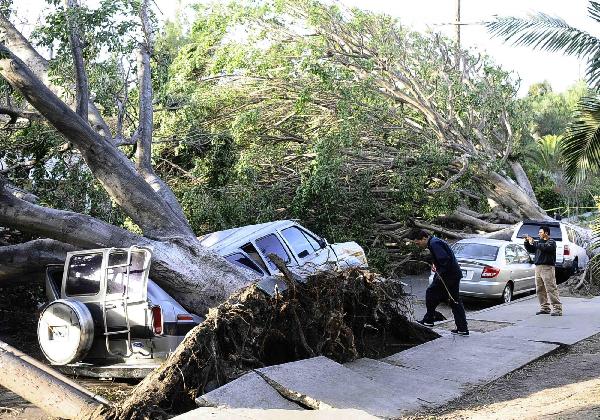 Winds knock out power in S California