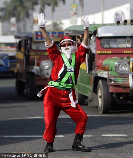 Dancing Santa wows Manila traffic