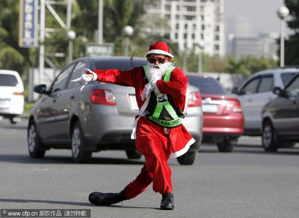 Dancing Santa wows Manila traffic