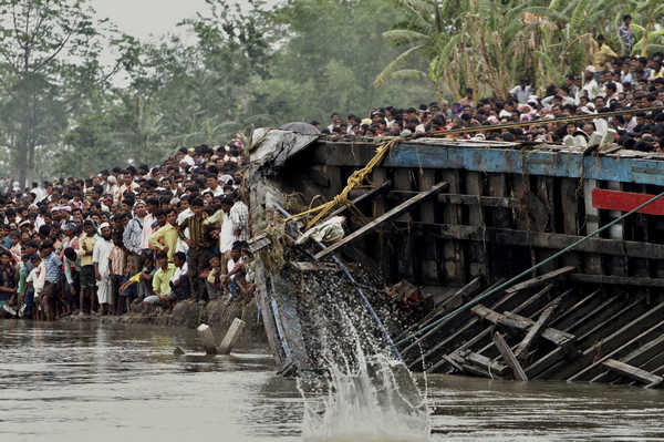 Search for survivors after Indian ferry sinks