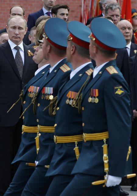 Putin lays wreath at Tomb of Unknown Soldier