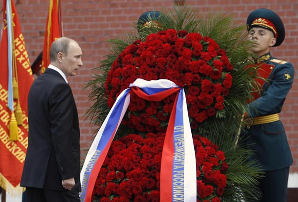 Putin lays wreath at Tomb of Unknown Soldier