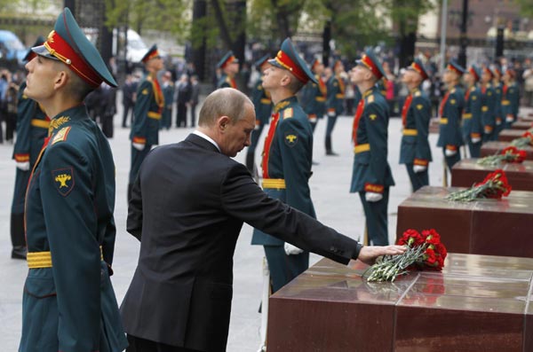 Putin lays wreath at Tomb of Unknown Soldier