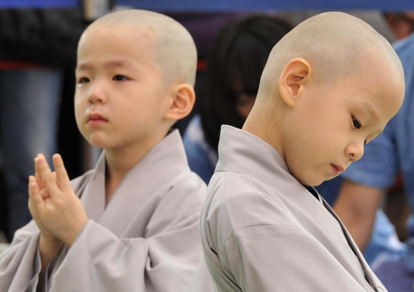 S Korean children experience monks' life