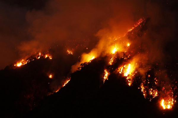 Fire burns Angeles National Forest in US