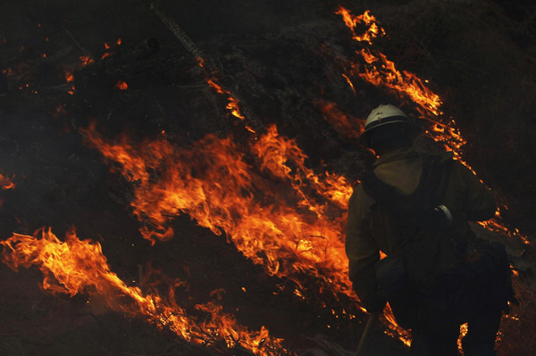 Fire burns Angeles National Forest in US