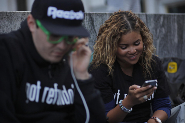 Customers queue up for iPhone 5 in New York