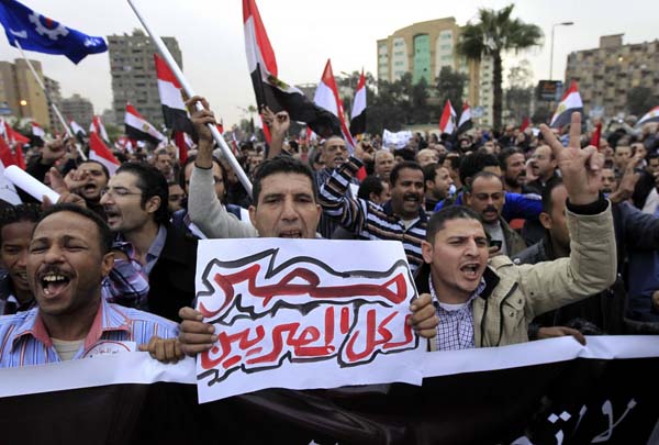 Egypt's Mursi leaves palace amid violent protest