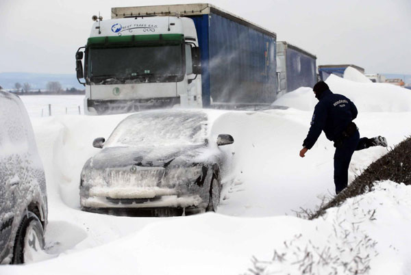 Hungary sends in tanks as cold snap grips E Europe