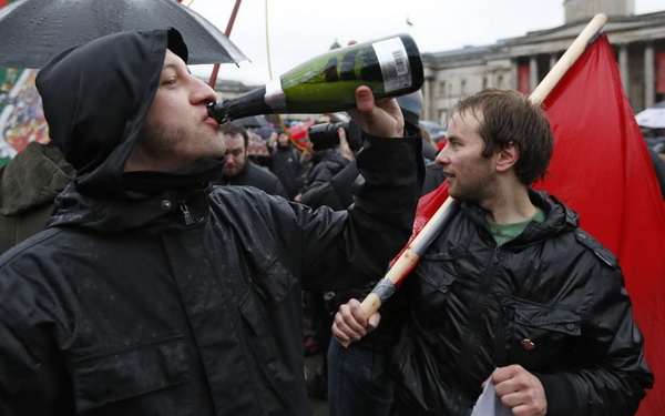 Thatcher death 'party' in London draws hundreds