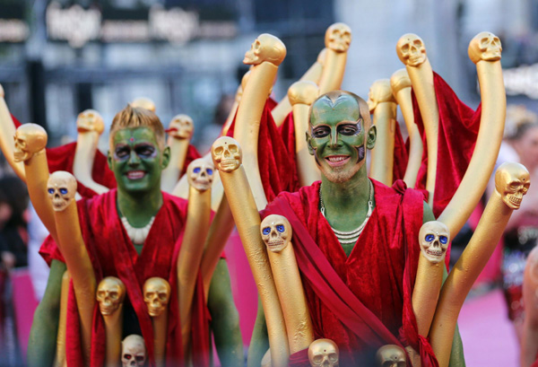 Revellers brave cold to fight AIDS at Vienna ball