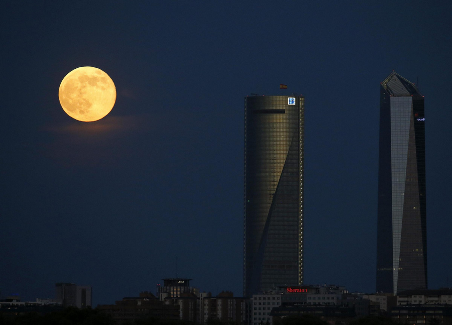 'Super moon' lights up night sky