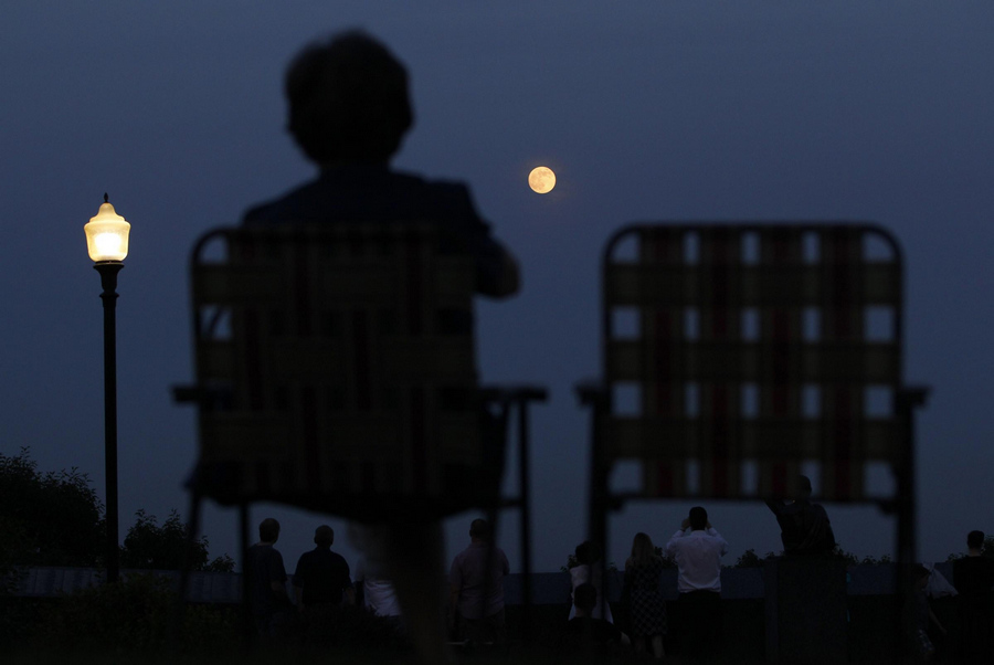 'Super moon' lights up night sky