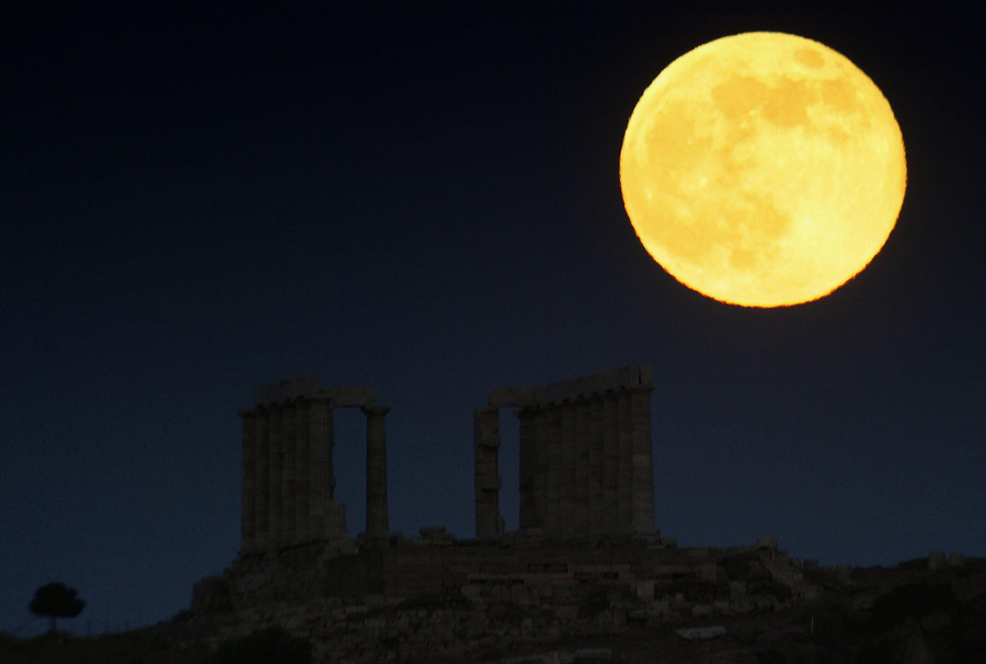 'Super moon' lights up night sky