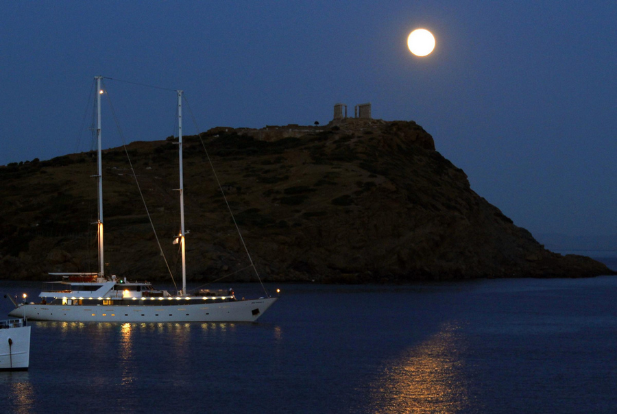 'Super moon' lights up night sky