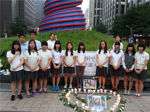 S Korean students mourn Chinese victims of air crash