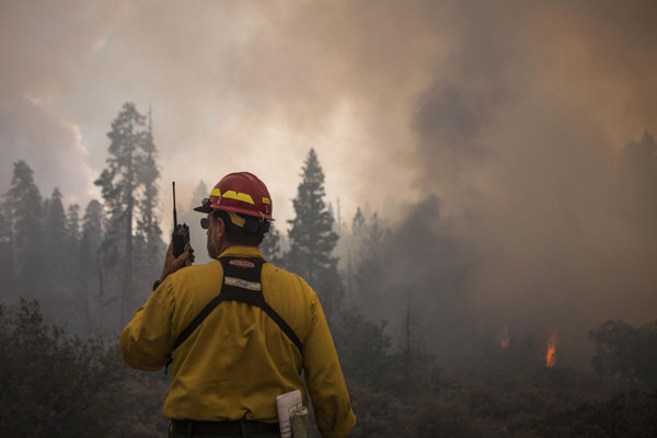 Fast-moving fire rages through California park