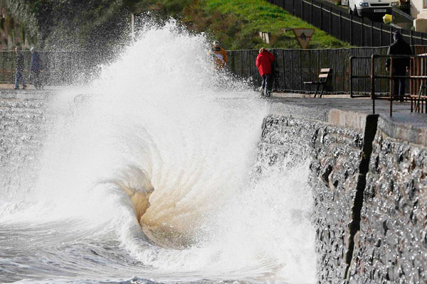 Storm wrecks havoc in S Britain, leaving 4 dead