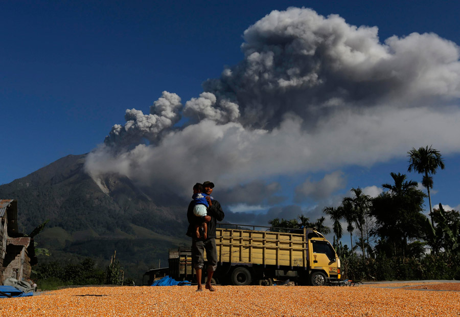 Volcano eruption leads evacuation in Indonesia