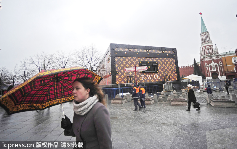 LV suitcase occupies Moscow's Red Square