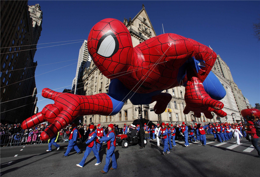 Americans mark Thanksgiving Day with parades