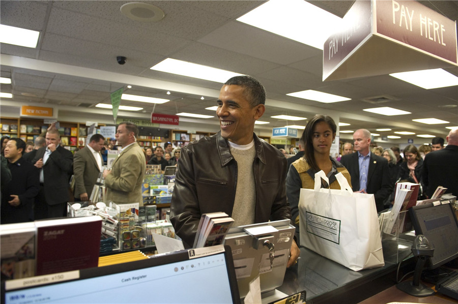 Obama stuns bookstore shoppers