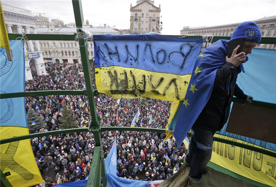 Lenin statue toppled in Ukraine protest