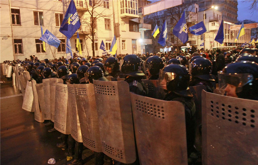 Lenin statue toppled in Ukraine protest