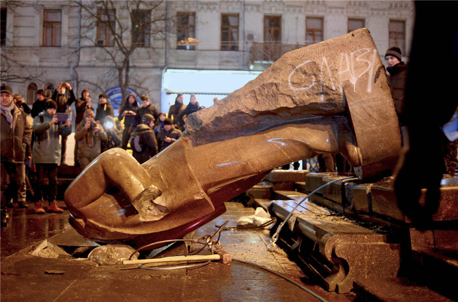 Lenin statue toppled in Ukraine protest