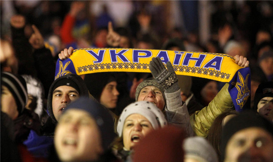 Lenin statue toppled in Ukraine protest