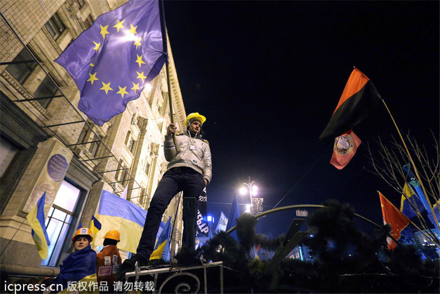 Lenin statue toppled in Ukraine protest