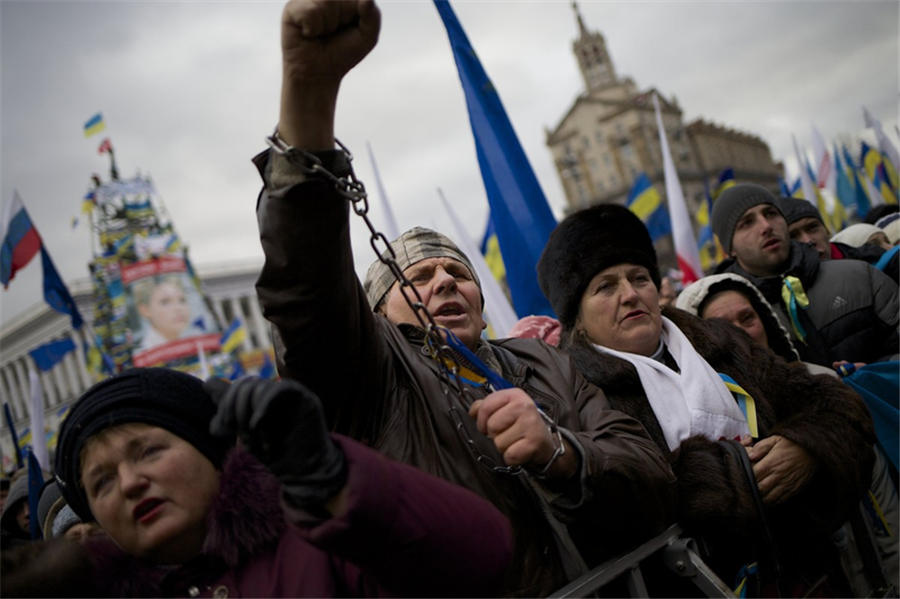 Lenin statue toppled in Ukraine protest