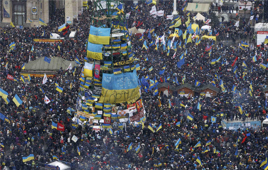 Lenin statue toppled in Ukraine protest