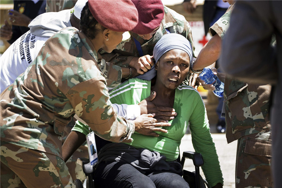 Mandela lies in state as thousands say goodbye