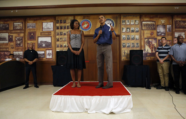 Obama thanks troops for service on Christmas visit to base