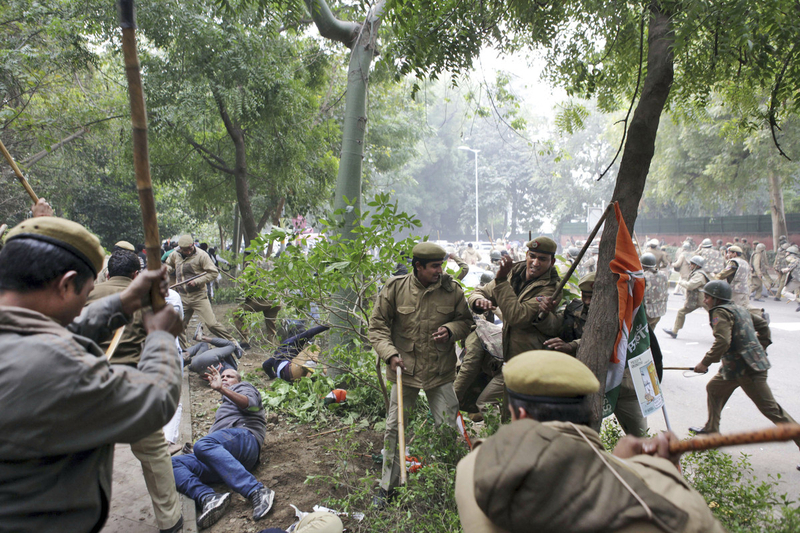 Indian protesters clash with police