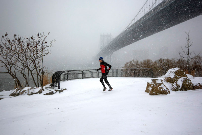 Snow storm hits US East Coast, 2,000 flights canceled