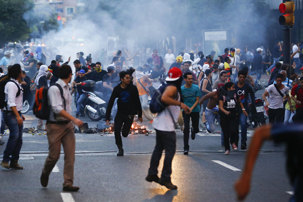 Venezuelan anti-govt protest turns violent