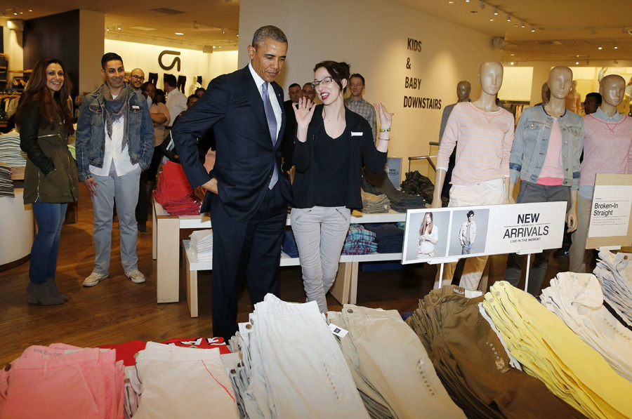 Obama sweats over sweaters during NY shopping stop