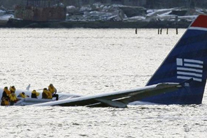 Nose gear on plane collapses at Philly airport